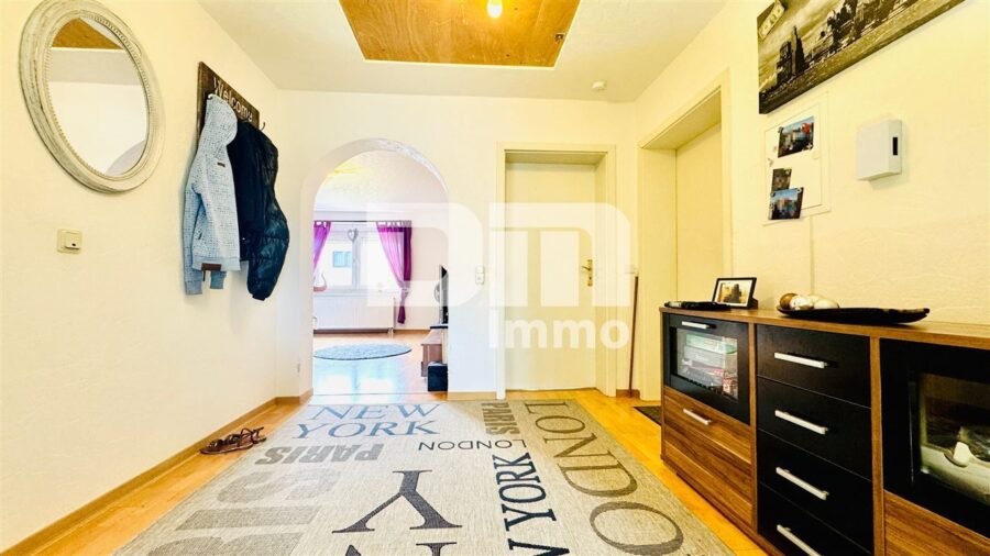 Großzügiges Ein- bis Zweifamilienhaus mit Terrasse und großem Garten - OG / DG Flur / Diele